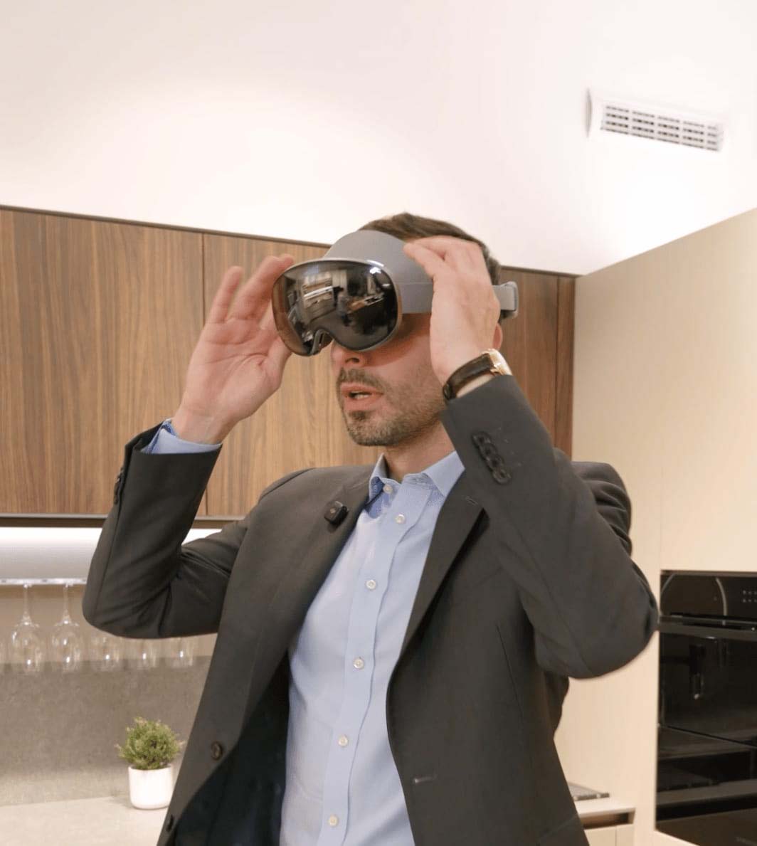 Cliente con visore in cucina XR — Veneta Cucine